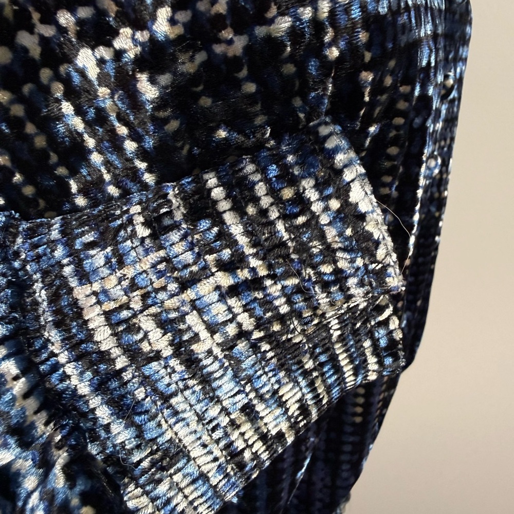White House Black Market crushed velvet black and blue twilight top size 8 - Picture 7 of 9